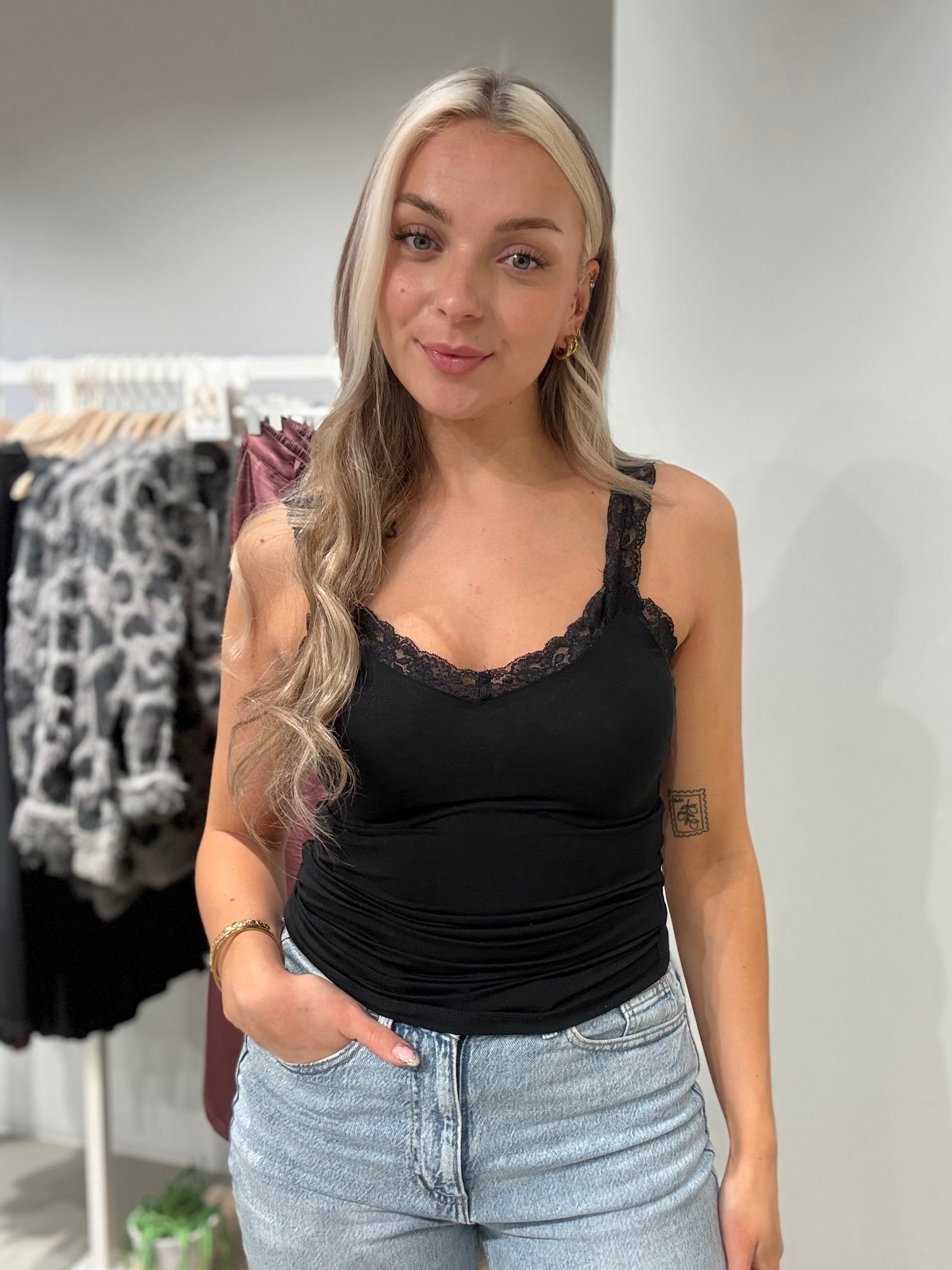 VICLURA Top - Black Beauty